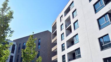 Çok katlı modern, yeni ve şık apartman daireleri. Yeni yapılmış bir apartman..