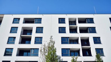 Çok katlı modern, yeni ve şık apartman daireleri. Yeni yapılmış bir apartman..
