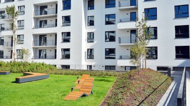 Çok katlı modern, yeni ve şık apartman daireleri. Yeni yapılmış bir apartman..