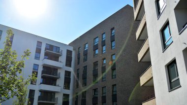 Çok katlı modern, yeni ve şık apartman daireleri. Yeni yapılmış bir apartman..