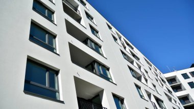 Çok katlı modern, yeni ve şık apartman daireleri. Yeni yapılmış bir apartman..