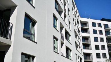Çok katlı modern, yeni ve şık apartman daireleri. Yeni yapılmış bir apartman..