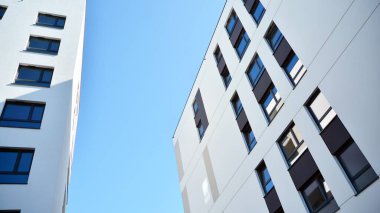 Çok katlı modern, yeni ve şık apartman daireleri. Yeni yapılmış bir apartman..