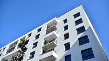Çok katlı modern, yeni ve şık apartman daireleri. Yeni yapılmış bir apartman..