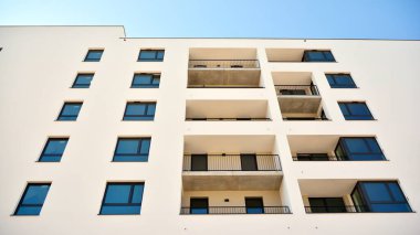 Çok katlı modern, yeni ve şık apartman daireleri. Yeni yapılmış bir apartman..
