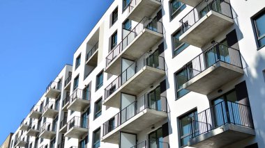 Çok katlı modern, yeni ve şık apartman daireleri. Yeni yapılmış bir apartman..