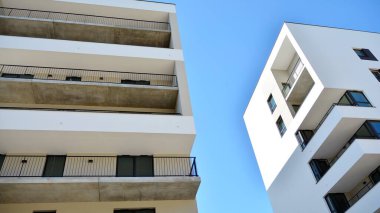 Çok katlı modern, yeni ve şık apartman daireleri. Yeni yapılmış bir apartman..