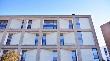 Çok katlı modern, yeni ve şık apartman daireleri. Yeni yapılmış bir apartman..