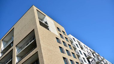 Çok katlı modern, yeni ve şık apartman daireleri. Yeni yapılmış bir apartman..