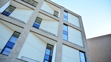Çok katlı modern, yeni ve şık apartman daireleri. Yeni yapılmış bir apartman..