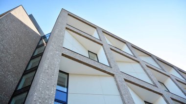 Çok katlı modern, yeni ve şık apartman daireleri. Yeni yapılmış bir apartman..