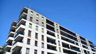 Çok katlı modern, yeni ve şık apartman daireleri. Yeni yapılmış bir apartman..