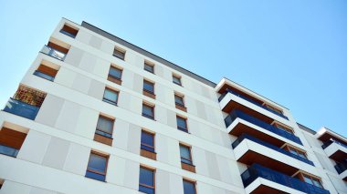 Çok katlı modern, yeni ve şık apartman daireleri. Yeni yapılmış bir apartman..