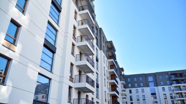 Çok katlı modern, yeni ve şık apartman daireleri. Yeni yapılmış bir apartman..