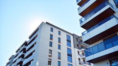 Çok katlı modern, yeni ve şık apartman daireleri. Yeni yapılmış bir apartman..