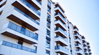 Çok katlı modern, yeni ve şık apartman daireleri. Yeni yapılmış bir apartman..