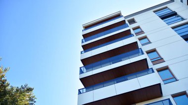 Çok katlı modern, yeni ve şık apartman daireleri. Yeni yapılmış bir apartman..