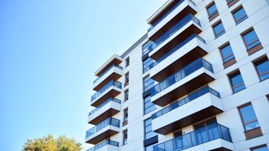 Çok katlı modern, yeni ve şık apartman daireleri. Yeni yapılmış bir apartman..