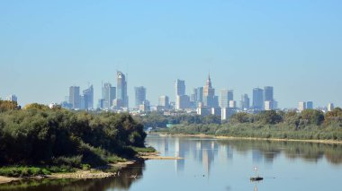 Varşova, Polonya. 21 Eylül 2020. Modern şehrin ve gökdelenlerin manzarası