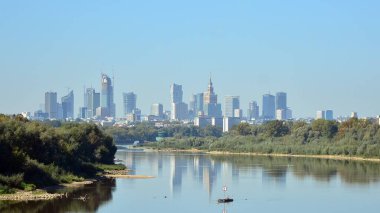 Varşova, Polonya. 21 Eylül 2020. Modern şehrin ve gökdelenlerin manzarası