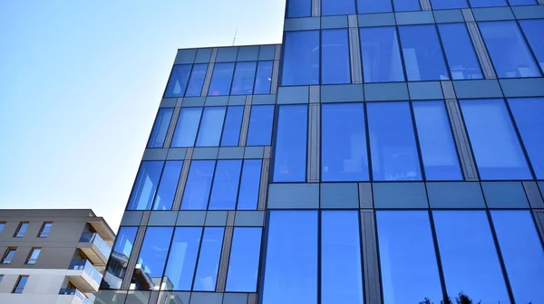 Fachada Edifício Moderno Com Reflexos Cores — Fotografia de Stock