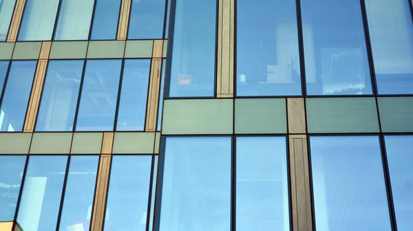 Moderna Fachada Del Edificio Con Reflejos Colores —  Fotos de Stock
