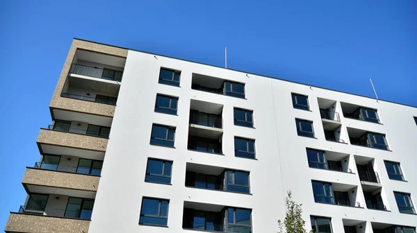 Mehrstöckige Moderne Neue Und Stilvolle Wohnblöcke Neu Gebautes Mehrfamilienhaus — Stockfoto