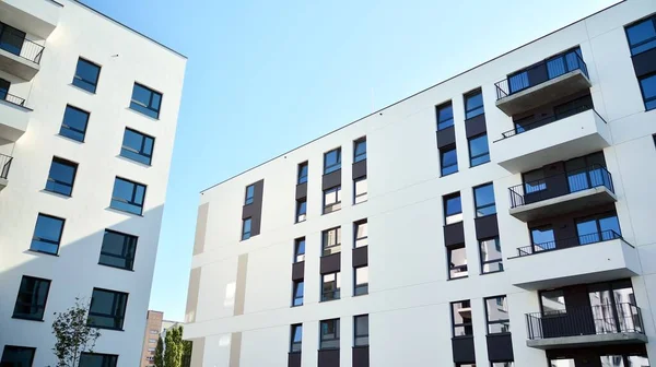 Çok katlı modern, yeni ve şık apartman daireleri. Yeni yapılmış bir apartman..