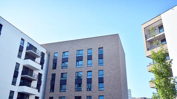 Çok katlı modern, yeni ve şık apartman daireleri. Yeni yapılmış bir apartman..