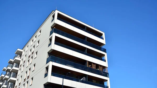 Багатоповерховий Сучасний Новий Стильний Житловий Блок Квартир Новозбудований Багатоквартирний Будинок — стокове фото