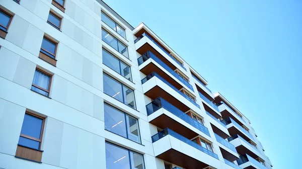 Многоэтажный Современный Новый Стильный Жилой Блок Квартир Недавно Построенный Жилой — стоковое фото