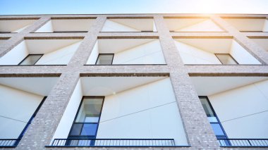 Modern apartman binasının mimari detayları. Güneş ışığı alan modern Avrupa konut kompleksi.