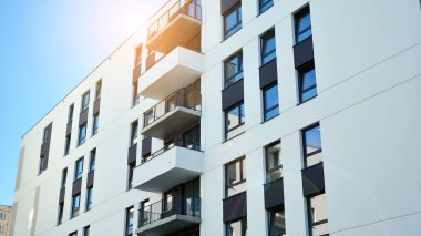 Modern apartman binasının mimari detayları. Güneş ışığı alan modern Avrupa konut kompleksi.