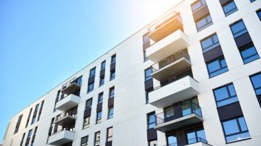 Modern apartman binasının mimari detayları. Güneş ışığı alan modern Avrupa konut kompleksi.