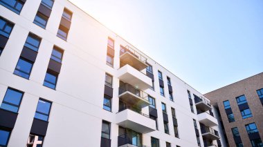 Modern apartman binasının mimari detayları. Güneş ışığı alan modern Avrupa konut kompleksi.