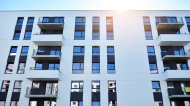 Modern apartman binasının mimari detayları. Güneş ışığı alan modern Avrupa konut kompleksi.
