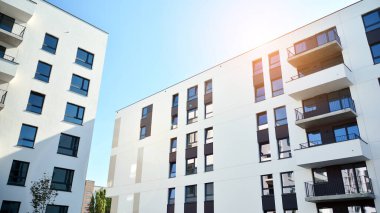 Modern apartman binasının mimari detayları. Güneş ışığı alan modern Avrupa konut kompleksi.