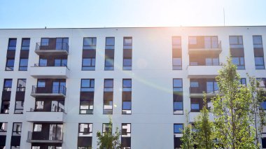 Modern apartman binasının mimari detayları. Güneş ışığı alan modern Avrupa konut kompleksi.