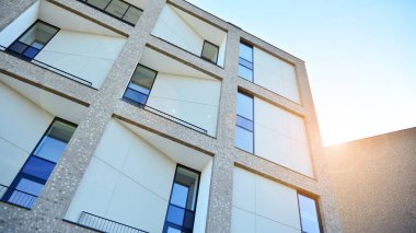 Modern apartman binasının mimari detayları. Güneş ışığı alan modern Avrupa konut kompleksi.