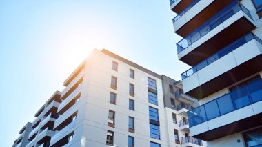 Modern apartman binasının mimari detayları. Güneş ışığı alan modern Avrupa konut kompleksi.