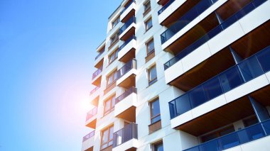 Modern apartman binasının mimari detayları. Güneş ışığı alan modern Avrupa konut kompleksi.