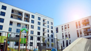 Modern apartman binasının mimari detayları. Güneş ışığı alan modern Avrupa konut kompleksi.