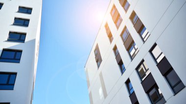 Modern apartman binasının mimari detayları. Güneş ışığı alan modern Avrupa konut kompleksi.