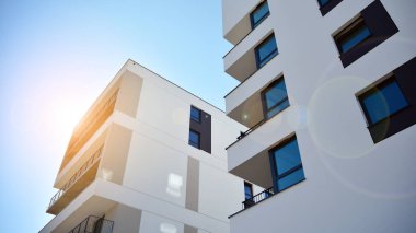 Modern apartman binasının mimari detayları. Güneş ışığı alan modern Avrupa konut kompleksi.