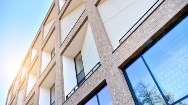 Modern apartman binasının mimari detayları. Güneş ışığı alan modern Avrupa konut kompleksi.