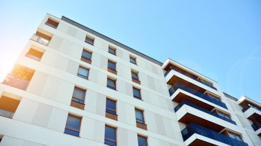 Modern apartman binasının mimari detayları. Güneş ışığı alan modern Avrupa konut kompleksi.