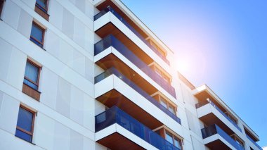 Modern apartman binasının mimari detayları. Güneş ışığı alan modern Avrupa konut kompleksi.