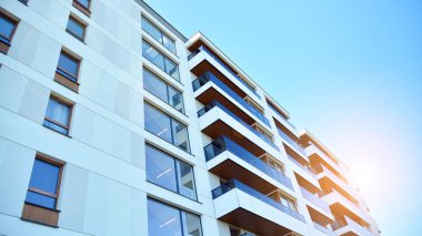 Modern apartman binasının mimari detayları. Güneş ışığı alan modern Avrupa konut kompleksi.