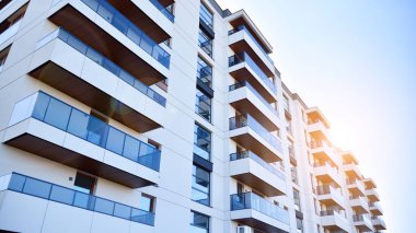 Modern apartman binasının mimari detayları. Güneş ışığı alan modern Avrupa konut kompleksi.