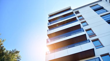 Modern apartman binasının mimari detayları. Güneş ışığı alan modern Avrupa konut kompleksi.